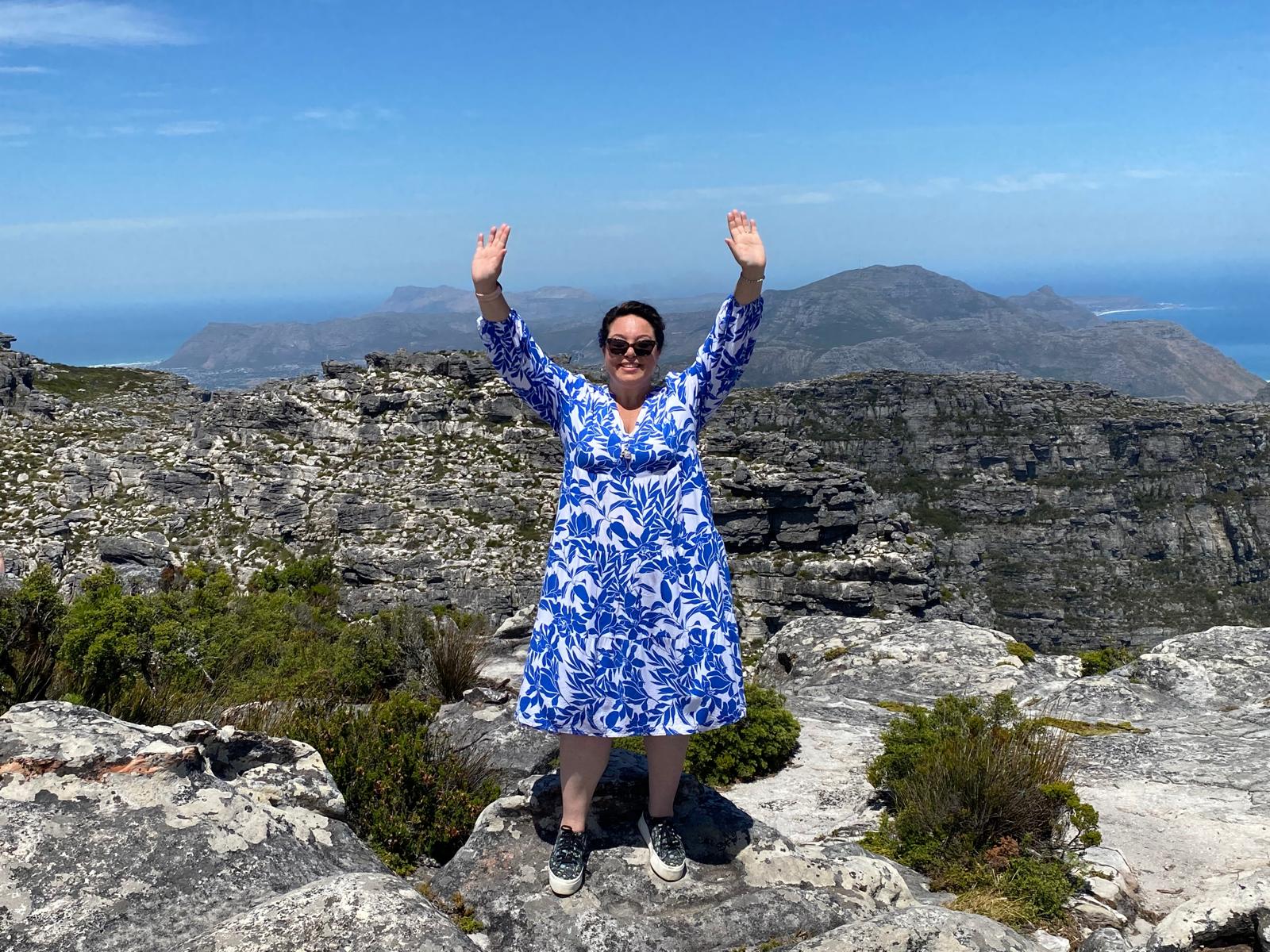 Tours de lujo Sudáfrica – Rosamary, fundadora, en la cima de Table Mountain con vistas de Ciudad del Cabo